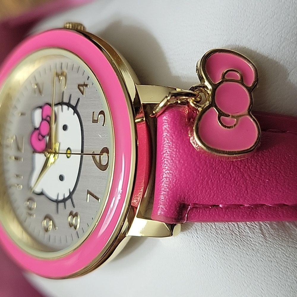 HELLO KITTY  PINK  WATCH NEW IN BOX CHARM
